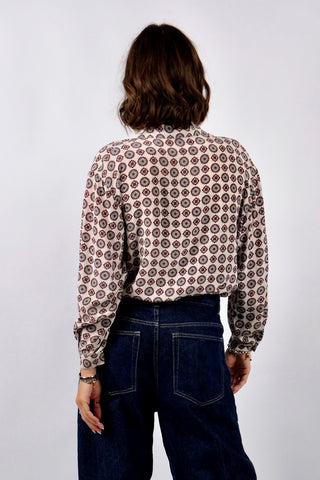 Cremeweiße 90s Hemdbluse aus reiner Seide mit Boho Muster in Rot und Hellgrau – Größe L, eignet sich aber auch für oversized Looks an kleineren Größen: wir empfehlen die Bluse einer S, M oder kleinen L – ein absolutes Highlight