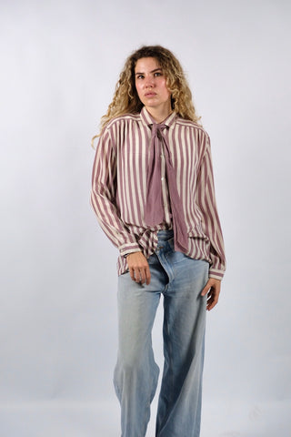 80s Schluppenbluse aus Seidenmischung mit Blockstreifen in Mauve und Cremeweiß – wir empfehlen die Bluse einer M bis L je nach gewünschter Passform