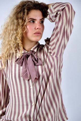 80s Schluppenbluse aus Seidenmischung mit Blockstreifen in Mauve und Cremeweiß – wir empfehlen die Bluse einer M bis L je nach gewünschter Passform
