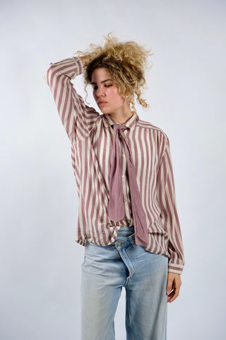 80s Schluppenbluse aus Seidenmischung mit Blockstreifen in Mauve und Cremeweiß – wir empfehlen die Bluse einer M bis L je nach gewünschter Passform