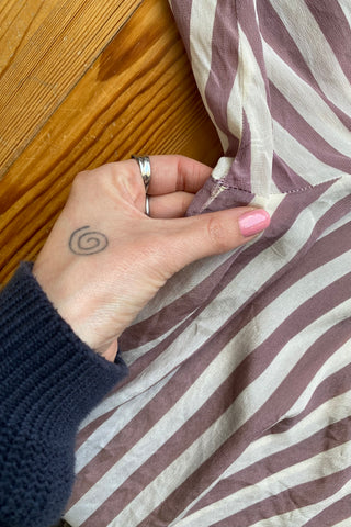 80s Schluppenbluse aus Seidenmischung mit Blockstreifen in Mauve und Cremeweiß – wir empfehlen die Bluse einer M bis L je nach gewünschter Passform