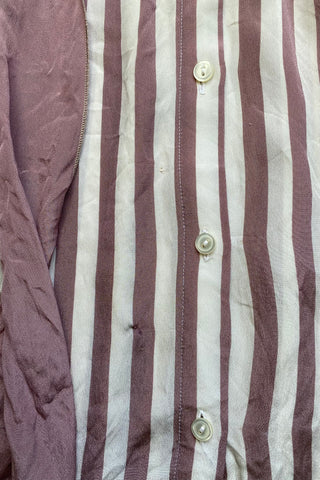 80s Schluppenbluse aus Seidenmischung mit Blockstreifen in Mauve und Cremeweiß – wir empfehlen die Bluse einer M bis L je nach gewünschter Passform