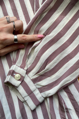 80s Schluppenbluse aus Seidenmischung mit Blockstreifen in Mauve und Cremeweiß – wir empfehlen die Bluse einer M bis L je nach gewünschter Passform