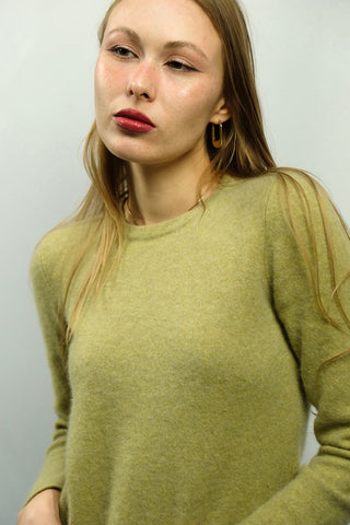 pistaziengrüner 90s Basic Pullover mit Rundhalskragen, weiche und hochwertige Qualität – höchstwahrscheinlich reine Kaschmirwolle oder Mischung mit hohem Kaschmiranteil, eher kurzer Schnitt und ideal für eine XS – ein absolutes Highlight in tollem Zustand