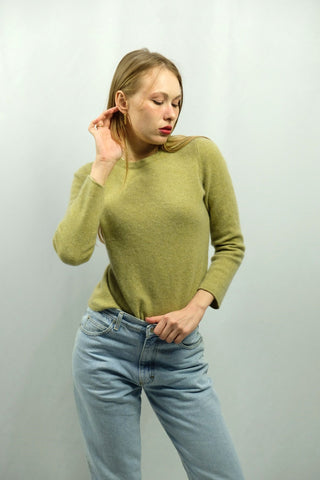 pistaziengrüner 90s Basic Pullover mit Rundhalskragen, weiche und hochwertige Qualität – höchstwahrscheinlich reine Kaschmirwolle oder Mischung mit hohem Kaschmiranteil, eher kurzer Schnitt und ideal für eine XS – ein absolutes Highlight in tollem Zustand