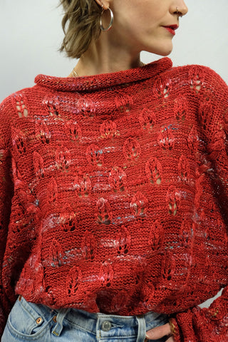 Rot melierter 80s/90s Handmade Pullover mit Rollsaumkragen, leichten Ballonärmeln und tollem Lochmuster, tragbar von einer M bis L – ein Unikat und absolutes Highlight