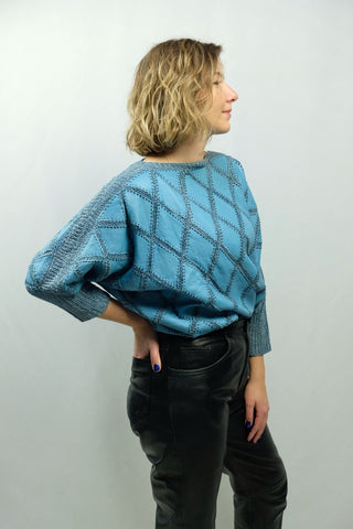 Hellblauer 80s Leder Patchwork Häkelpullover, bewusst lockerer Schnitt mit tollen Fledermausärmeln – entspricht ca. einer L – ein sehr seltenes Fundstück und absolutes Highlight