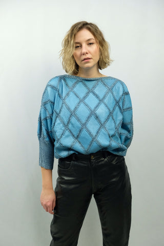 Hellblauer 80s Leder Patchwork Häkelpullover, bewusst lockerer Schnitt mit tollen Fledermausärmeln – entspricht ca. einer L – ein sehr seltenes Fundstück und absolutes Highlight