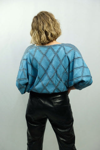 Hellblauer 80s Leder Patchwork Häkelpullover, bewusst lockerer Schnitt mit tollen Fledermausärmeln – entspricht ca. einer L – ein sehr seltenes Fundstück und absolutes Highlight