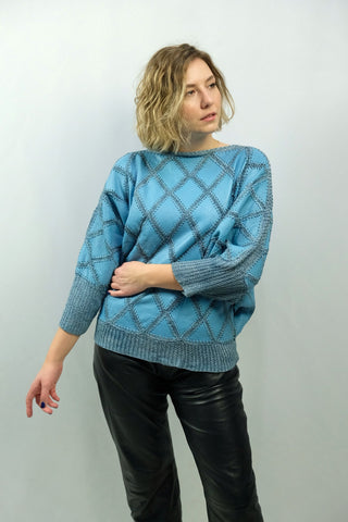 Hellblauer 80s Leder Patchwork Häkelpullover, bewusst lockerer Schnitt mit tollen Fledermausärmeln – entspricht ca. einer L – ein sehr seltenes Fundstück und absolutes Highlight