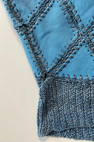 Hellblauer 80s Leder Patchwork Häkelpullover, bewusst lockerer Schnitt mit tollen Fledermausärmeln – entspricht ca. einer L – ein sehr seltenes Fundstück und absolutes Highlight