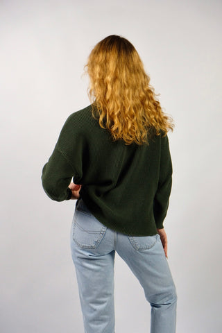 Preloved (Secondhand) Basic Sommerpullover von MbyM in dunklem Oliv-/Graugrün, lockerer Schnitt und gerippte Struktur – Größe S/M