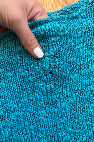 handmade 80s/90s Sommerpullover in Türkis, kürzerer und lockerer Schnitt mit ¾-Ärmeln – ideal für eine XS oder S je nach gewünschter Passform und ein absolutes Highlight