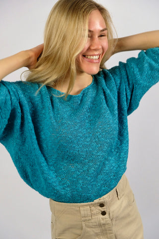 handmade 80s/90s Sommerpullover in Türkis, kürzerer und lockerer Schnitt mit ¾-Ärmeln – ideal für eine XS oder S je nach gewünschter Passform und ein absolutes Highlight