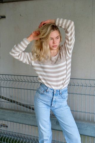 90s Pullover mit rundem Rollsaumkragen, Lochstrickdetails im oberen Bereich sowie Streifenmuster in einem hellen Graubraun/Taupe und Cremeweiß – wir empfehlen den Pullover einer S bis M je nach gewünschter Passform