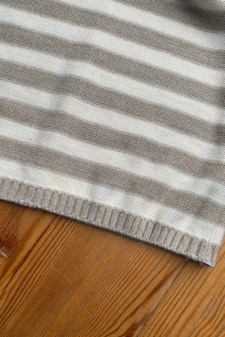 90s Pullover mit rundem Rollsaumkragen, Lochstrickdetails im oberen Bereich sowie Streifenmuster in einem hellen Graubraun/Taupe und Cremeweiß – wir empfehlen den Pullover einer S bis M je nach gewünschter Passform