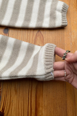 90s Pullover mit rundem Rollsaumkragen, Lochstrickdetails im oberen Bereich sowie Streifenmuster in einem hellen Graubraun/Taupe und Cremeweiß – wir empfehlen den Pullover einer S bis M je nach gewünschter Passform