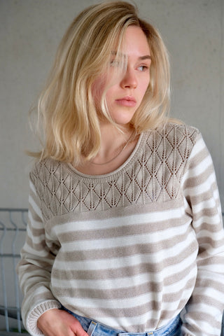 90s Pullover mit rundem Rollsaumkragen, Lochstrickdetails im oberen Bereich sowie Streifenmuster in einem hellen Graubraun/Taupe und Cremeweiß – wir empfehlen den Pullover einer S bis M je nach gewünschter Passform