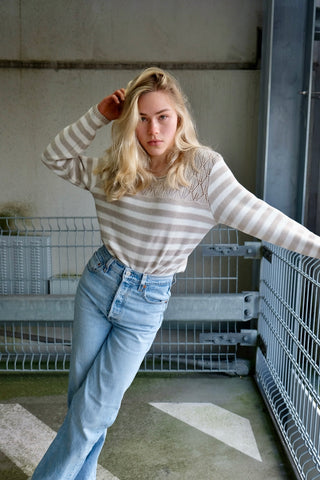 90s Pullover mit rundem Rollsaumkragen, Lochstrickdetails im oberen Bereich sowie Streifenmuster in einem hellen Graubraun/Taupe und Cremeweiß – wir empfehlen den Pullover einer S bis M je nach gewünschter Passform