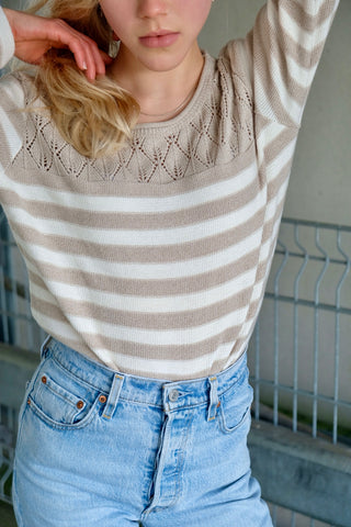 90s Pullover mit rundem Rollsaumkragen, Lochstrickdetails im oberen Bereich sowie Streifenmuster in einem hellen Graubraun/Taupe und Cremeweiß – wir empfehlen den Pullover einer S bis M je nach gewünschter Passform