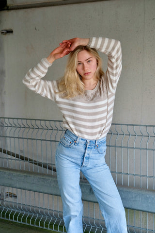 90s Pullover mit rundem Rollsaumkragen, Lochstrickdetails im oberen Bereich sowie Streifenmuster in einem hellen Graubraun/Taupe und Cremeweiß – wir empfehlen den Pullover einer S bis M je nach gewünschter Passform