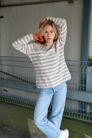 90s Pullover mit rundem Rollsaumkragen, Lochstrickdetails im oberen Bereich sowie Streifenmuster in einem hellen Graubraun/Taupe und Cremeweiß – wir empfehlen den Pullover einer S bis M je nach gewünschter Passform