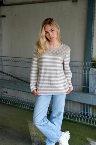 90s Pullover mit rundem Rollsaumkragen, Lochstrickdetails im oberen Bereich sowie Streifenmuster in einem hellen Graubraun/Taupe und Cremeweiß – wir empfehlen den Pullover einer S bis M je nach gewünschter Passform