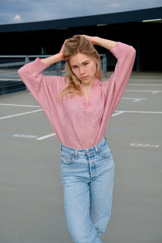 80s Pullover in lockerem Schnitt mit halblangen Ärmeln und V-Kragen, die Farbe ist ein helles Rosa mit silbernen Glitzerfäden – wir empfehlen den Pullover einer XS bis S je nach gewünschter Passform