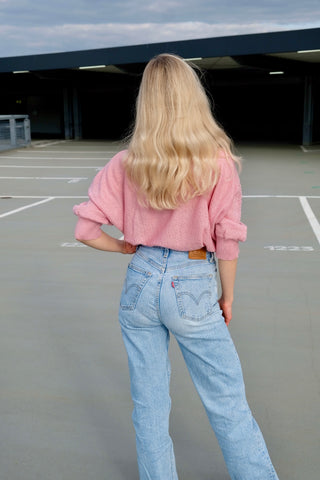 80s Pullover in lockerem Schnitt mit halblangen Ärmeln und V-Kragen, die Farbe ist ein helles Rosa mit silbernen Glitzerfäden – wir empfehlen den Pullover einer XS bis S je nach gewünschter Passform