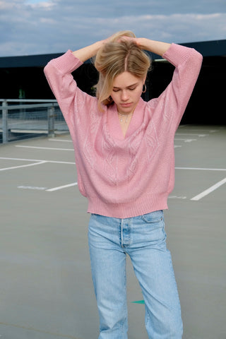 80s Pullover in lockerem Schnitt mit halblangen Ärmeln und V-Kragen, die Farbe ist ein helles Rosa mit silbernen Glitzerfäden – wir empfehlen den Pullover einer XS bis S je nach gewünschter Passform