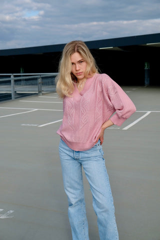 80s Pullover in lockerem Schnitt mit halblangen Ärmeln und V-Kragen, die Farbe ist ein helles Rosa mit silbernen Glitzerfäden – wir empfehlen den Pullover einer XS bis S je nach gewünschter Passform