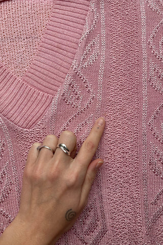 80s Pullover in lockerem Schnitt mit halblangen Ärmeln und V-Kragen, die Farbe ist ein helles Rosa mit silbernen Glitzerfäden – wir empfehlen den Pullover einer XS bis S je nach gewünschter Passform