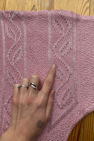 80s Pullover in lockerem Schnitt mit halblangen Ärmeln und V-Kragen, die Farbe ist ein helles Rosa mit silbernen Glitzerfäden – wir empfehlen den Pullover einer XS bis S je nach gewünschter Passform