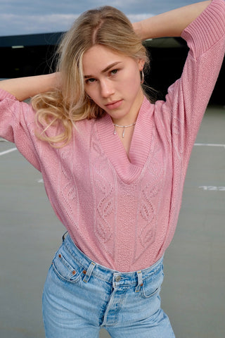 80s Pullover in lockerem Schnitt mit halblangen Ärmeln und V-Kragen, die Farbe ist ein helles Rosa mit silbernen Glitzerfäden – wir empfehlen den Pullover einer XS bis S je nach gewünschter Passform