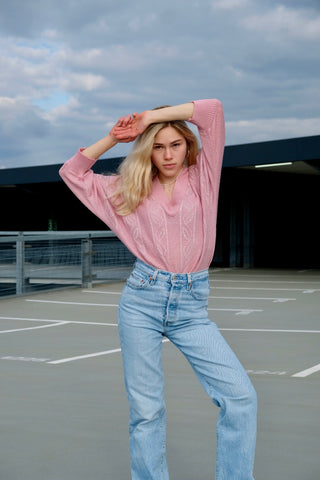 80s Pullover in lockerem Schnitt mit halblangen Ärmeln und V-Kragen, die Farbe ist ein helles Rosa mit silbernen Glitzerfäden – wir empfehlen den Pullover einer XS bis S je nach gewünschter Passform