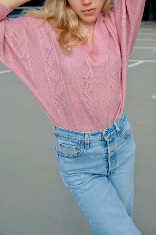 80s Pullover in lockerem Schnitt mit halblangen Ärmeln und V-Kragen, die Farbe ist ein helles Rosa mit silbernen Glitzerfäden – wir empfehlen den Pullover einer XS bis S je nach gewünschter Passform