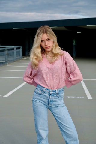 80s Pullover in lockerem Schnitt mit halblangen Ärmeln und V-Kragen, die Farbe ist ein helles Rosa mit silbernen Glitzerfäden – wir empfehlen den Pullover einer XS bis S je nach gewünschter Passform