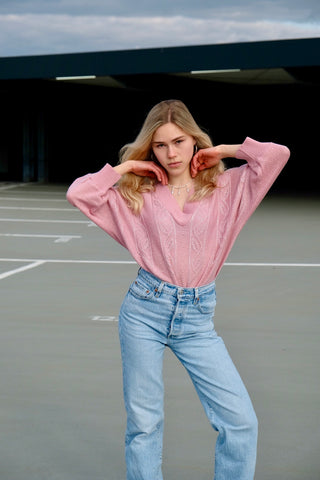 80s Pullover in lockerem Schnitt mit halblangen Ärmeln und V-Kragen, die Farbe ist ein helles Rosa mit silbernen Glitzerfäden – wir empfehlen den Pullover einer XS bis S je nach gewünschter Passform