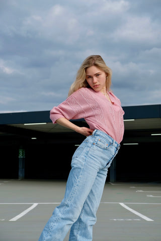 80s Pullover in lockerem Schnitt mit halblangen Ärmeln und V-Kragen, die Farbe ist ein helles Rosa mit silbernen Glitzerfäden – wir empfehlen den Pullover einer XS bis S je nach gewünschter Passform