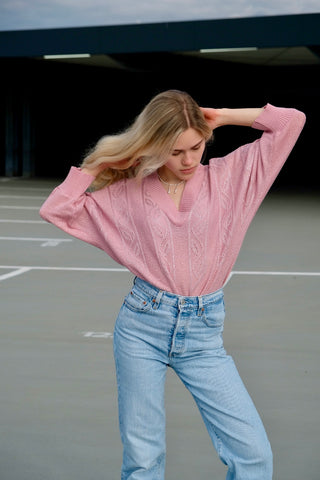80s Pullover in lockerem Schnitt mit halblangen Ärmeln und V-Kragen, die Farbe ist ein helles Rosa mit silbernen Glitzerfäden – wir empfehlen den Pullover einer XS bis S je nach gewünschter Passform