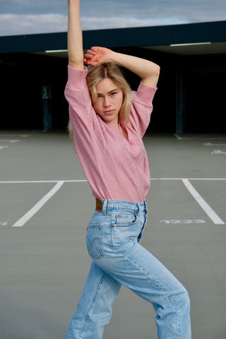 80s Pullover in lockerem Schnitt mit halblangen Ärmeln und V-Kragen, die Farbe ist ein helles Rosa mit silbernen Glitzerfäden – wir empfehlen den Pullover einer XS bis S je nach gewünschter Passform