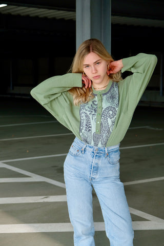 80s/90s Button Pullover mit Wollanteil in den Farben Hellgrün, Mint und Grau – mit floralem Paisley-Muster vorn – made in Germany und zu empfehlen für eine heutige XL, eignet sich aber auch für oversized Looks an kleineren Größen (bitte Maße beachten)