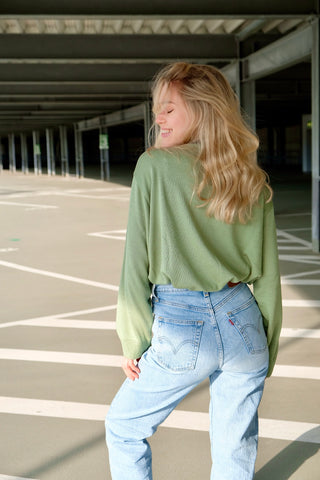 80s/90s Button Pullover mit Wollanteil in den Farben Hellgrün, Mint und Grau – mit floralem Paisley-Muster vorn – made in Germany und zu empfehlen für eine heutige XL, eignet sich aber auch für oversized Looks an kleineren Größen (bitte Maße beachten)