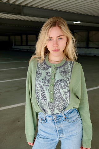 80s/90s Button Pullover mit Wollanteil in den Farben Hellgrün, Mint und Grau – mit floralem Paisley-Muster vorn – made in Germany und zu empfehlen für eine heutige XL, eignet sich aber auch für oversized Looks an kleineren Größen (bitte Maße beachten)