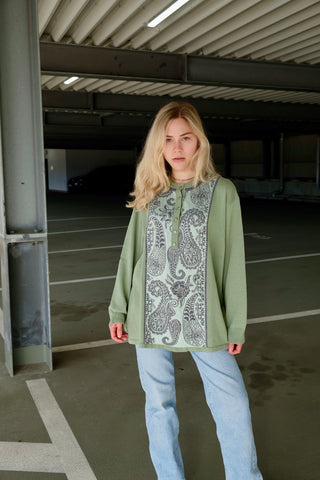 80s/90s Button Pullover mit Wollanteil in den Farben Hellgrün, Mint und Grau – mit floralem Paisley-Muster vorn – made in Germany und zu empfehlen für eine heutige XL, eignet sich aber auch für oversized Looks an kleineren Größen (bitte Maße beachten)