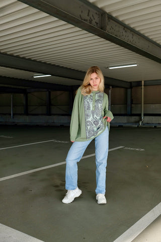 80s/90s Button Pullover mit Wollanteil in den Farben Hellgrün, Mint und Grau – mit floralem Paisley-Muster vorn – made in Germany und zu empfehlen für eine heutige XL, eignet sich aber auch für oversized Looks an kleineren Größen (bitte Maße beachten)