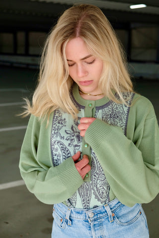 80s/90s Button Pullover mit Wollanteil in den Farben Hellgrün, Mint und Grau – mit floralem Paisley-Muster vorn – made in Germany und zu empfehlen für eine heutige XL, eignet sich aber auch für oversized Looks an kleineren Größen (bitte Maße beachten)