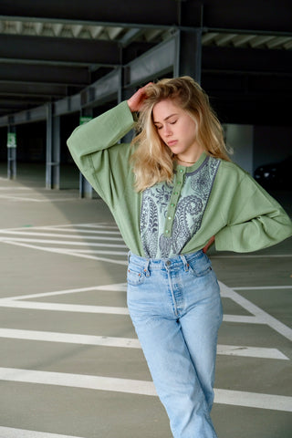 80s/90s Button Pullover mit Wollanteil in den Farben Hellgrün, Mint und Grau – mit floralem Paisley-Muster vorn – made in Germany und zu empfehlen für eine heutige XL, eignet sich aber auch für oversized Looks an kleineren Größen (bitte Maße beachten)