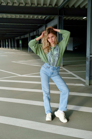 80s/90s Button Pullover mit Wollanteil in den Farben Hellgrün, Mint und Grau – mit floralem Paisley-Muster vorn – made in Germany und zu empfehlen für eine heutige XL, eignet sich aber auch für oversized Looks an kleineren Größen (bitte Maße beachten)