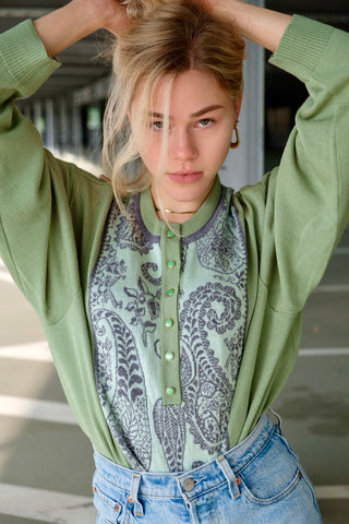 80s/90s Button Pullover mit Wollanteil in den Farben Hellgrün, Mint und Grau – mit floralem Paisley-Muster vorn – made in Germany und zu empfehlen für eine heutige XL, eignet sich aber auch für oversized Looks an kleineren Größen (bitte Maße beachten)